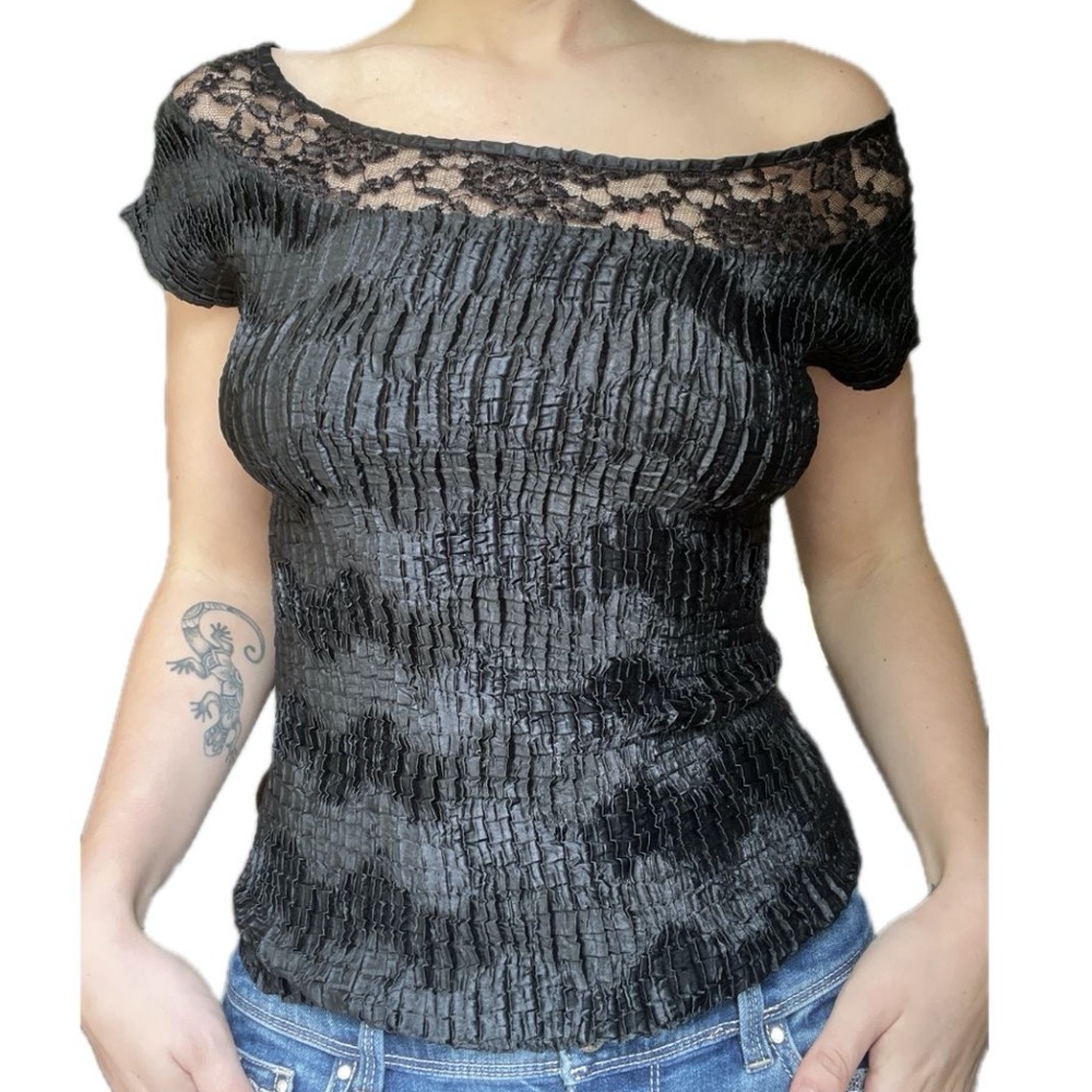 🖤Beautiful Nicola Crinkle Satin and Lace Off Shoulder Top🖤